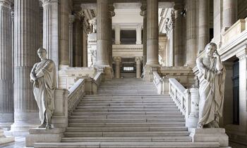 marches majestueuses en marbre avec colonnes et statues