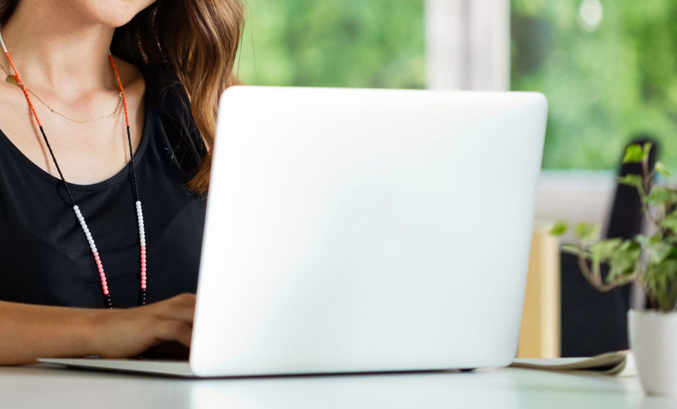 femme qui utilise un ordinateur - déclaration d'accessibilité