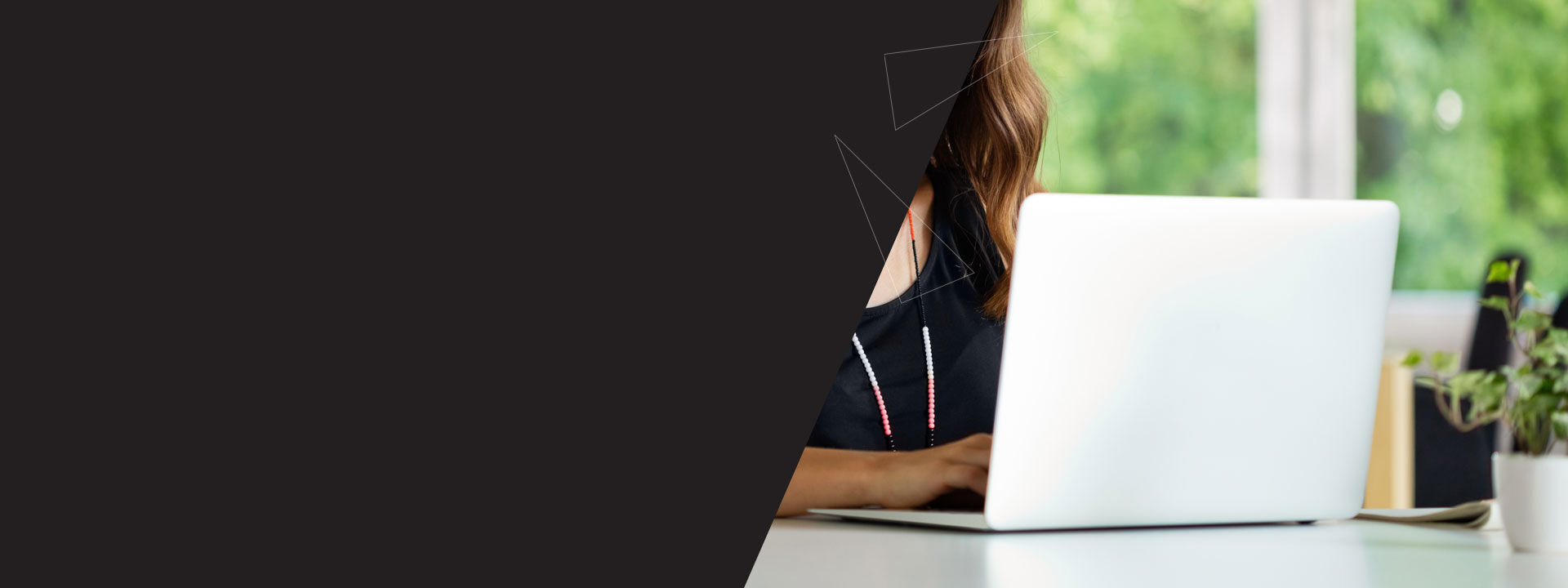 femme qui utilise un ordinateur