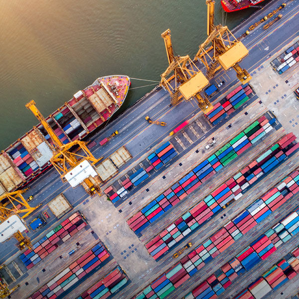 chargement d'un cargo avec conteneurs color&eacute;s