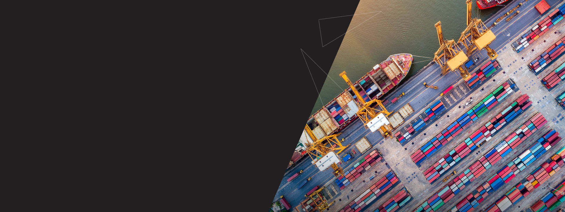 chargement d'un cargo avec conteneurs colorés