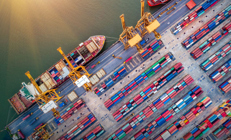 cargo avec conteneurs - Protéger votre entreprise contre les aléas de la vie