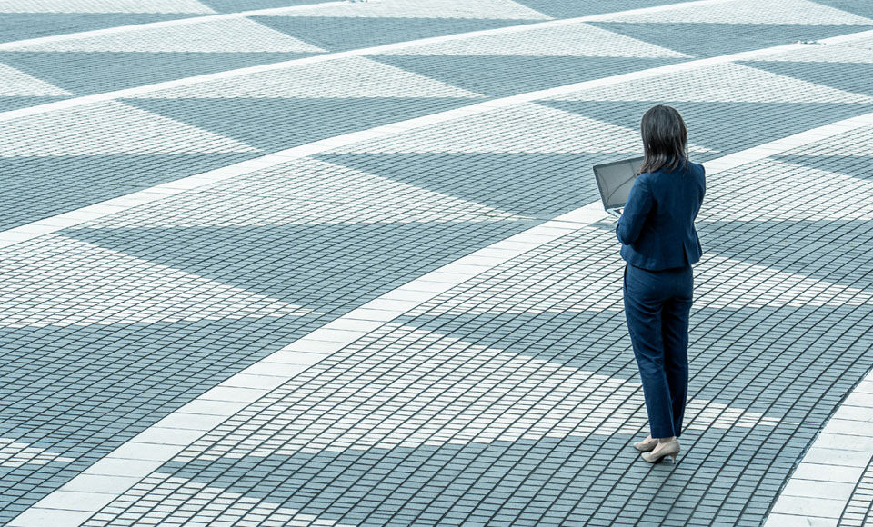 femme avec un ordinateur portable sur une place vide