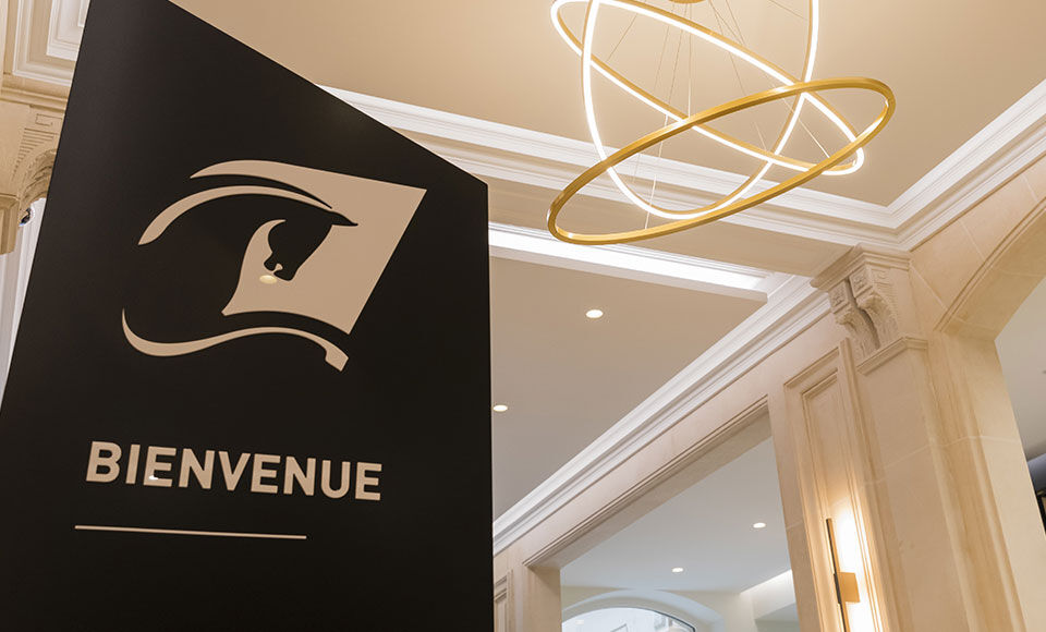 accueil d'une agence Banque Palatine avec un panneau de bienvenue