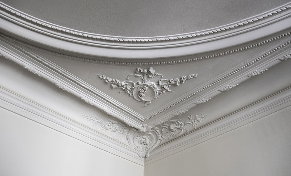 moulures en pl&acirc;tre sur plafond ancien