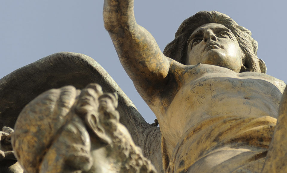 statue antique dorée