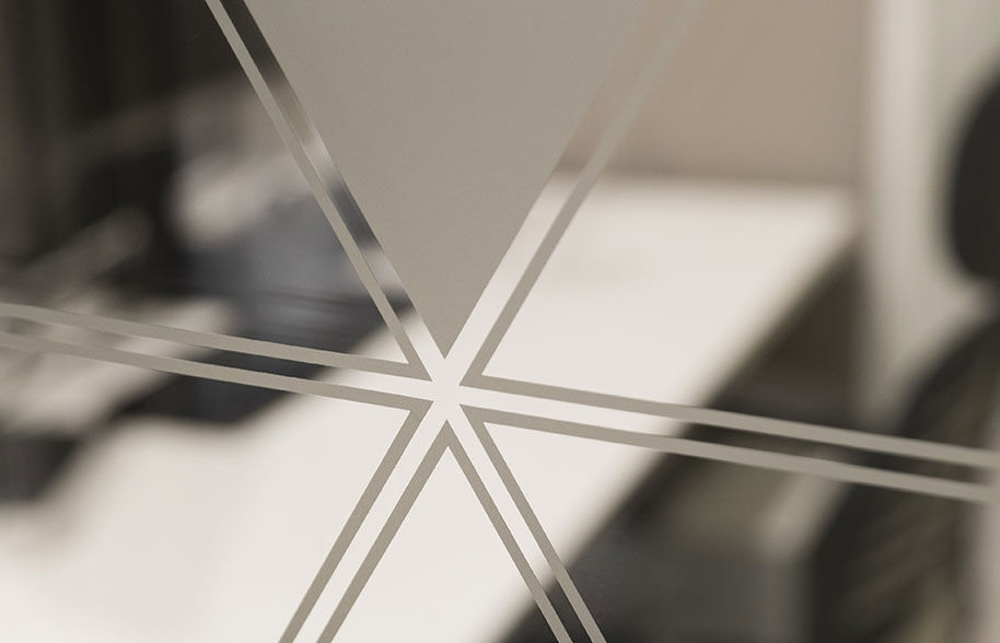 gros plan sur une porte en verre travaill&eacute;e de la Banque Palatine