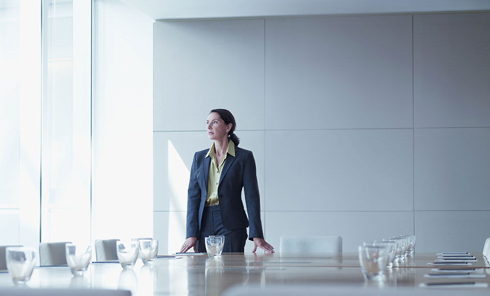 femme d'affaires seule dans une grande salle de r&eacute;union lumineuse et vide