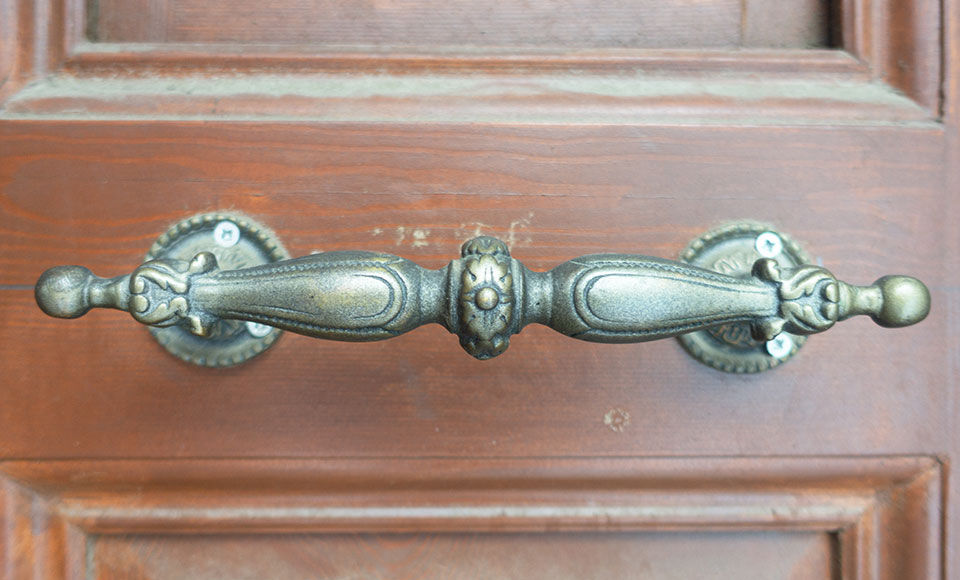gros plan sur une poignée de porte
