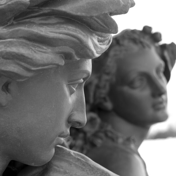 statues de deux femmes