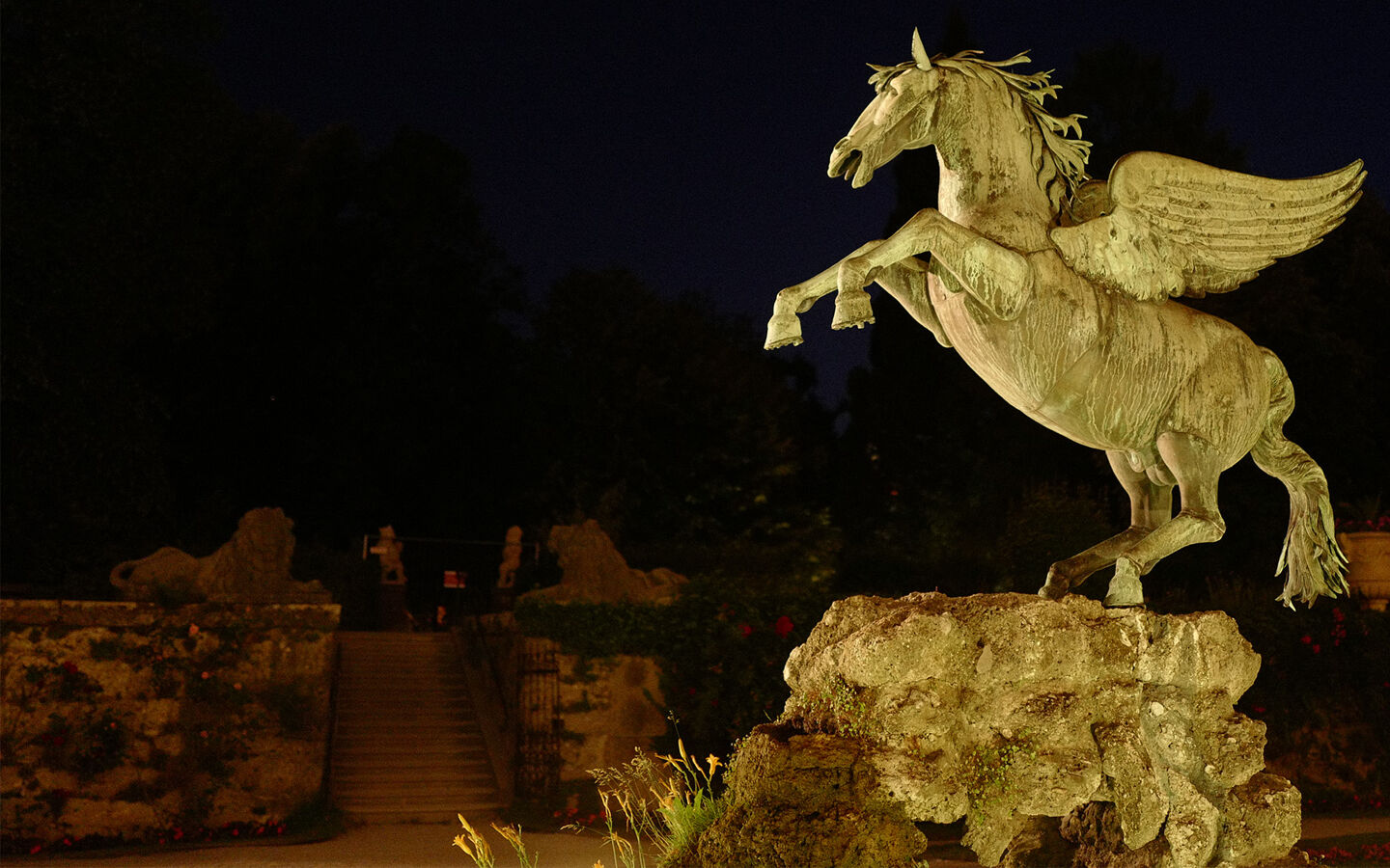 statue de cheval ailé dans la nuit