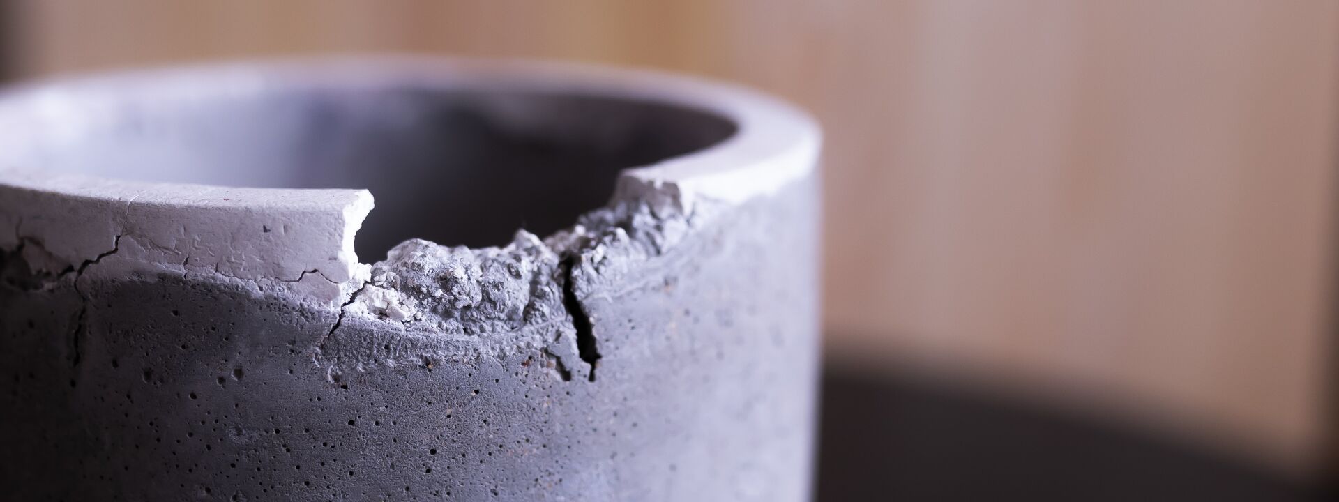 Pot de terre de couleur gris légèrement ébréché sur le bord.