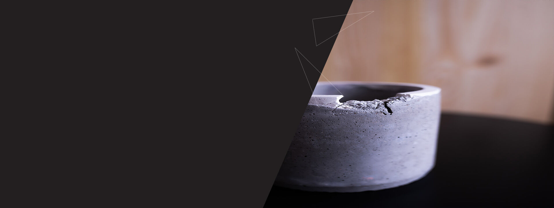 En avant plan pot de terre ébréché sur le bord avec un fond flou