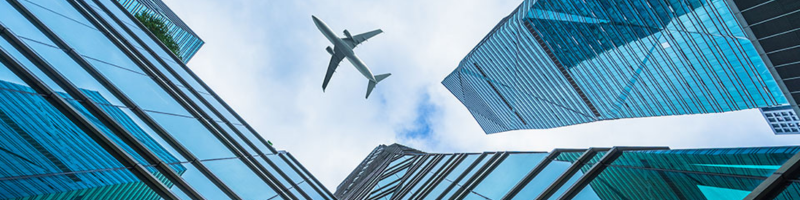 avion dans un ciel au milieu des immeubles - Développer l’International