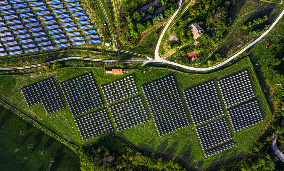 Route avec des panneau solaire - Diagnostique de performance &eacute;nerg&eacute;tique - Banque Palatine