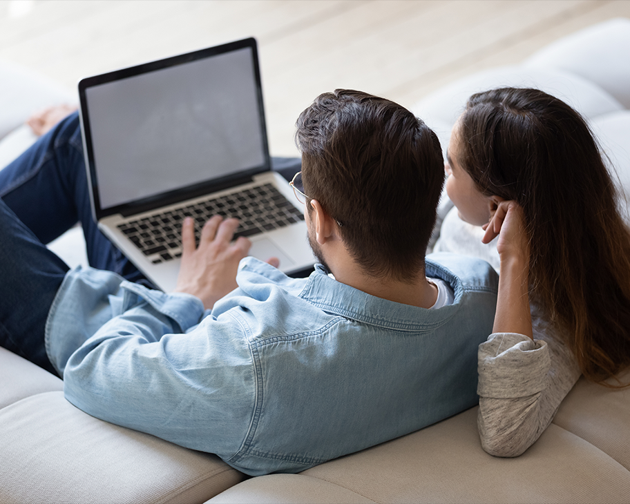 Couple qui regarde un ordinateur