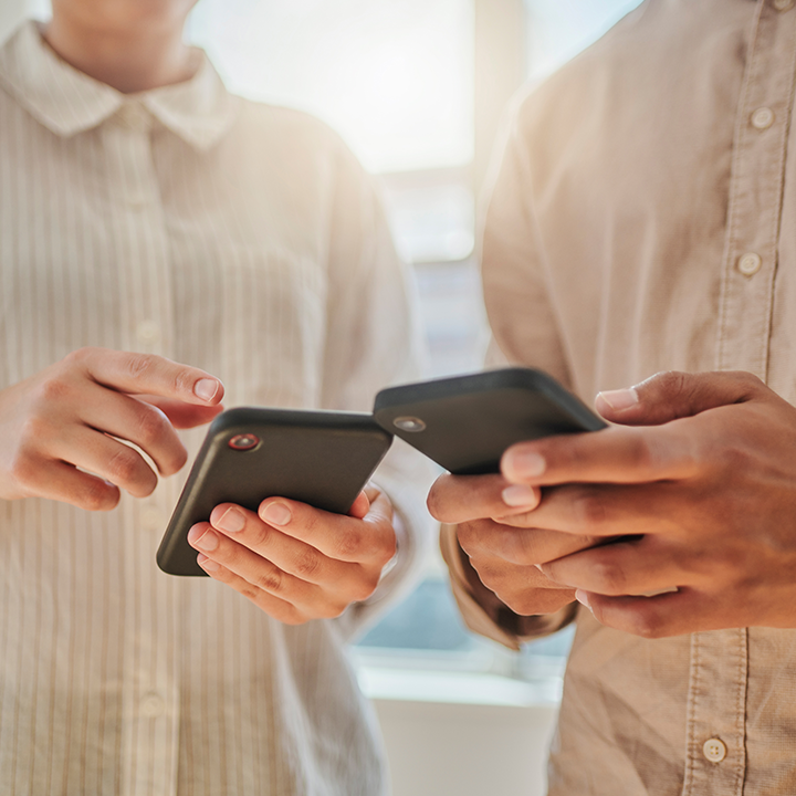 hommes qui échangent avec des Smartphones