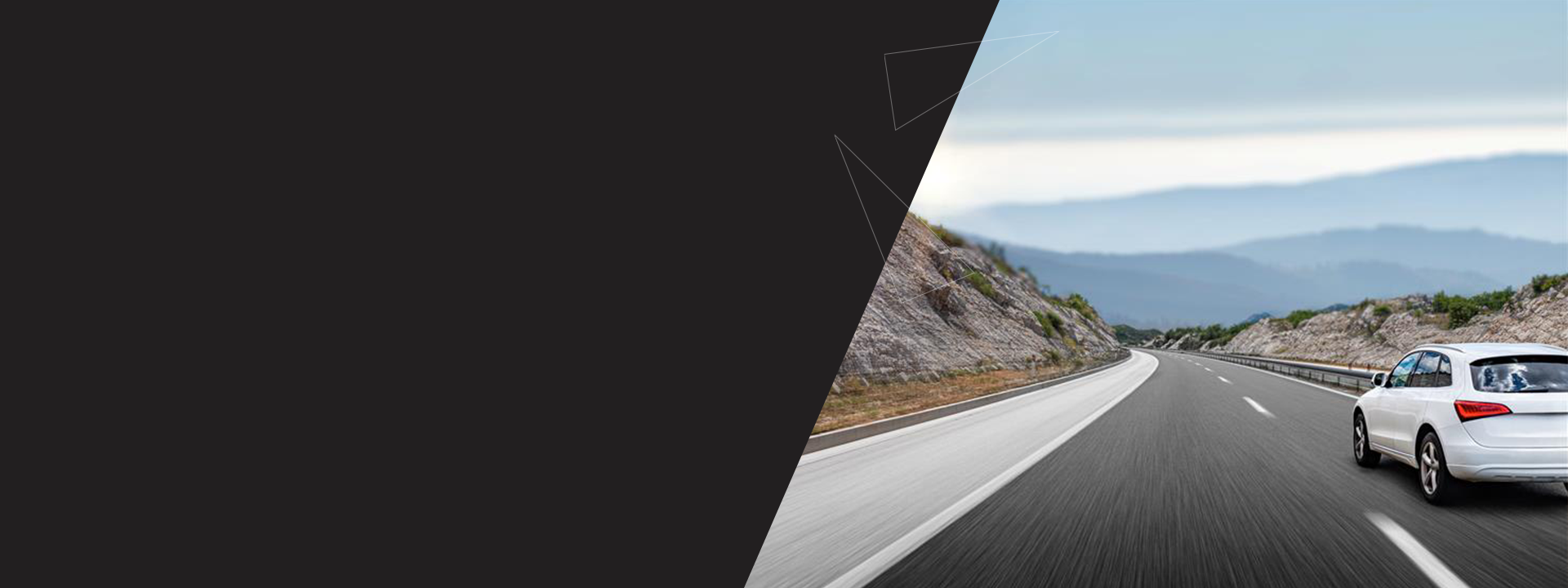 Location Longue dur&eacute;e - voiture blanche sur une route