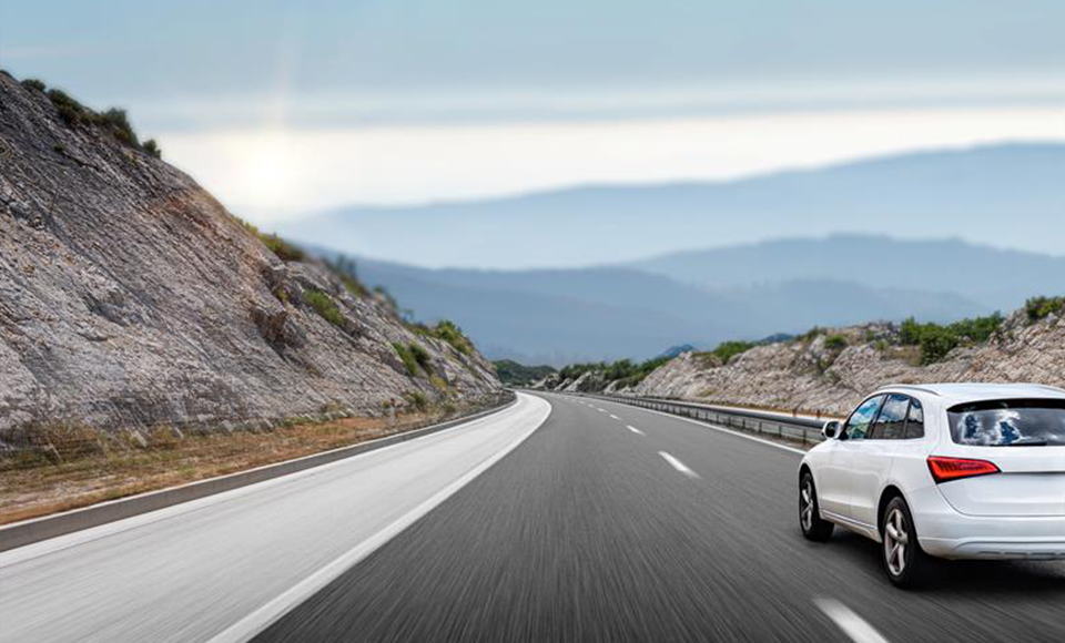 Location Longue dur&eacute;e - voiture blanche sur une route