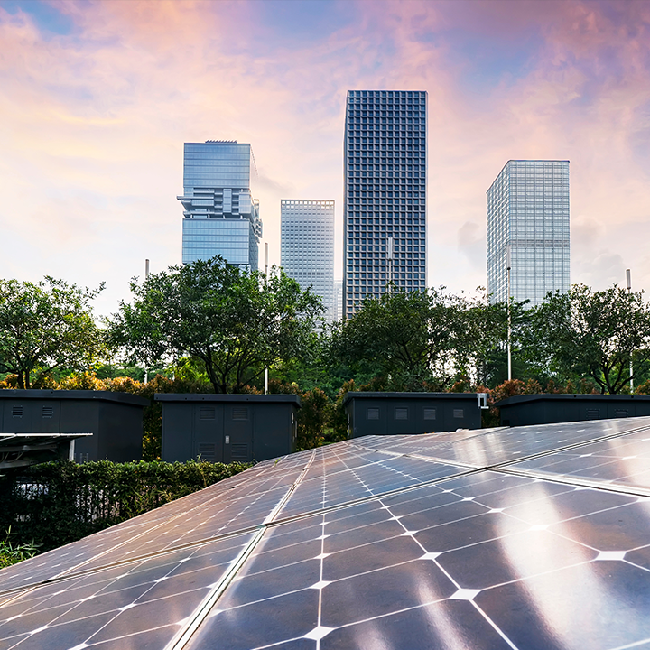panneau solaire avec buding en arri&egrave;re plan - Optimisez le financement (2) vos travaux d&rsquo;efficacit&eacute; &eacute;nerg&eacute;tique en partenariat avec ECONOMIE D'ENERGIE