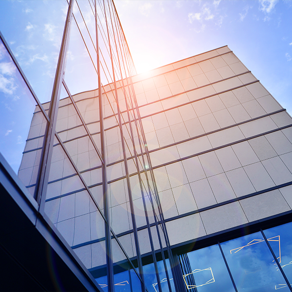 bulding en verre avec le soleil