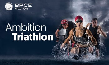 Trois athlètes illustrant le sport du triathlon, mettant en avant les trois disciplines : la natation, le cyclisme et la course à pied