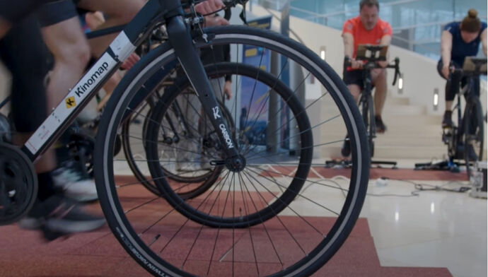 Dans le cadre de son partenariat avec la Fédération Française de Triathlon (F.F.TRI), BPCE Factor accueillait début mars dans ses locaux de Charenton-le-Pont la « Triathlon Immersive Room » pour un événement sportif inédit à destination de ses collaborateurs !