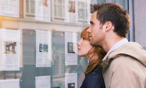 homme et femme regardant les annonces immobilières