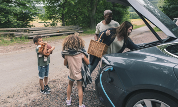 Famille qui pique nique près de sa voiture