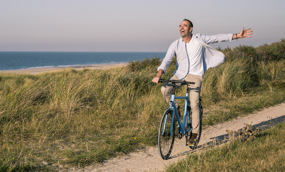 Homme faisant du vélo cheveux au vent