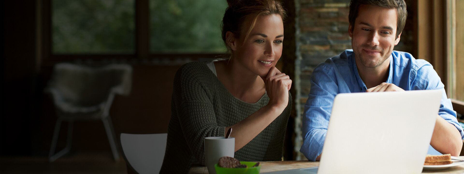 Couple qui regarde un ordinateur ensemble