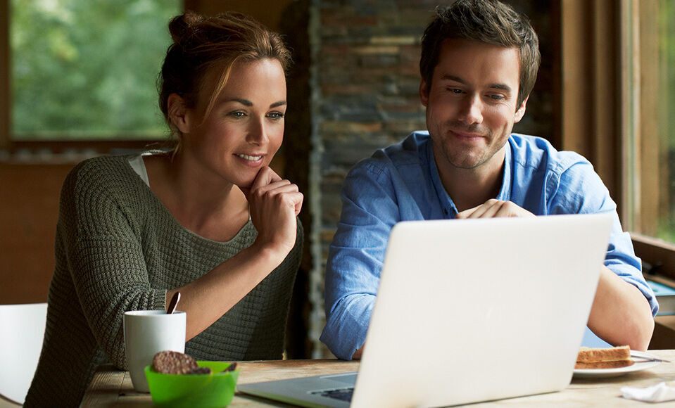 Couple qui regarde un ordinateur ensemble