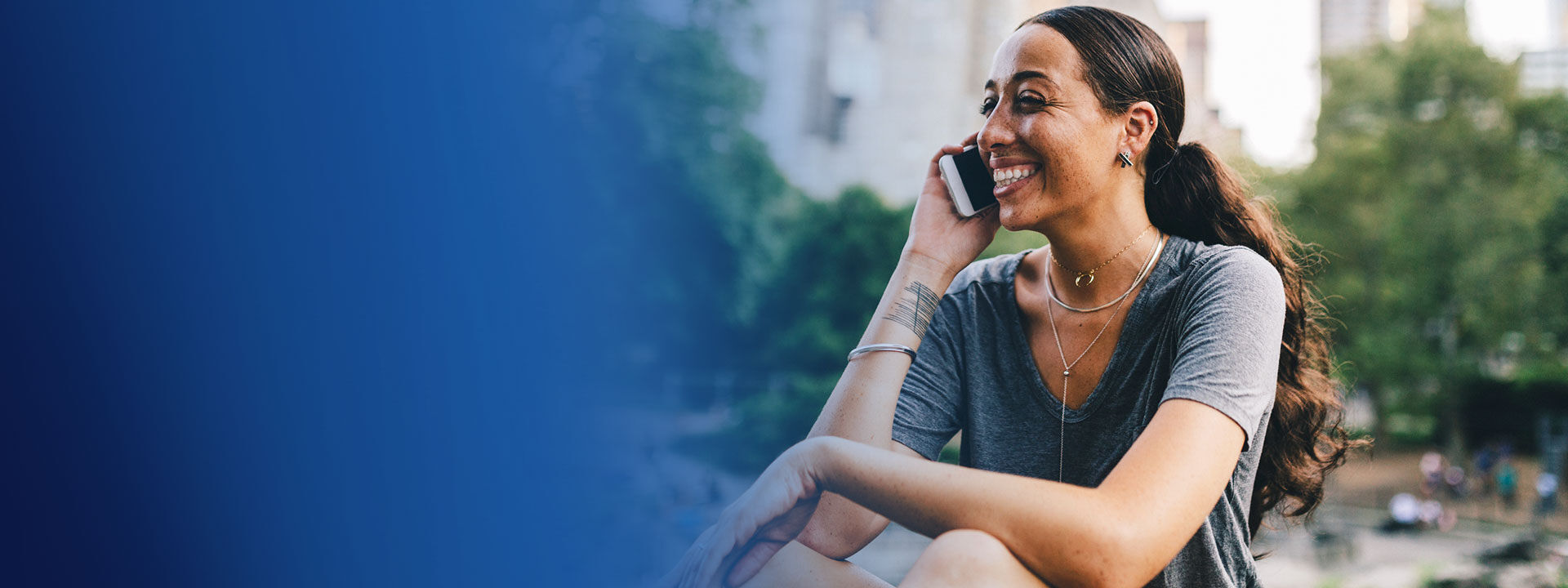 Femme qui est en communication via son smartphone