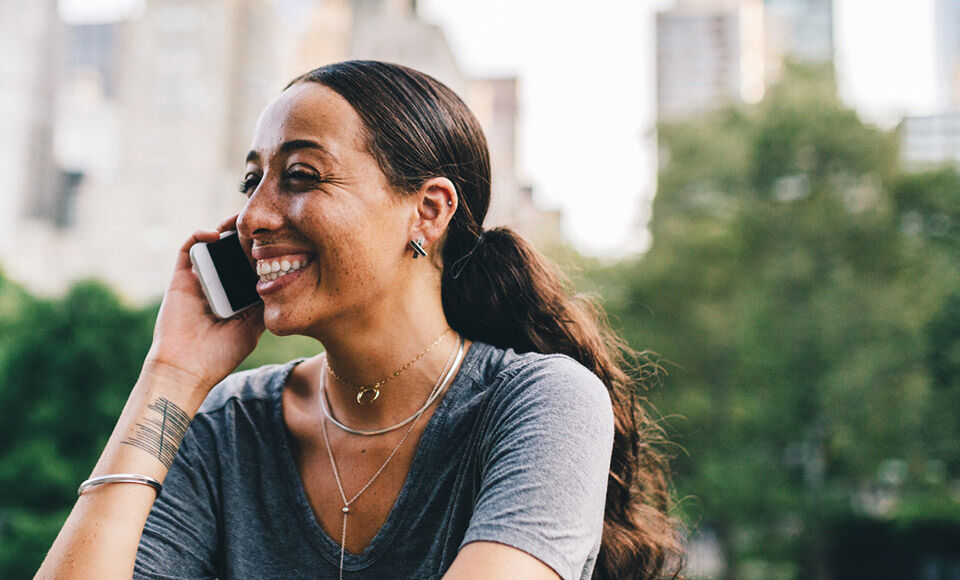 Femme qui est en communication via son smartphone