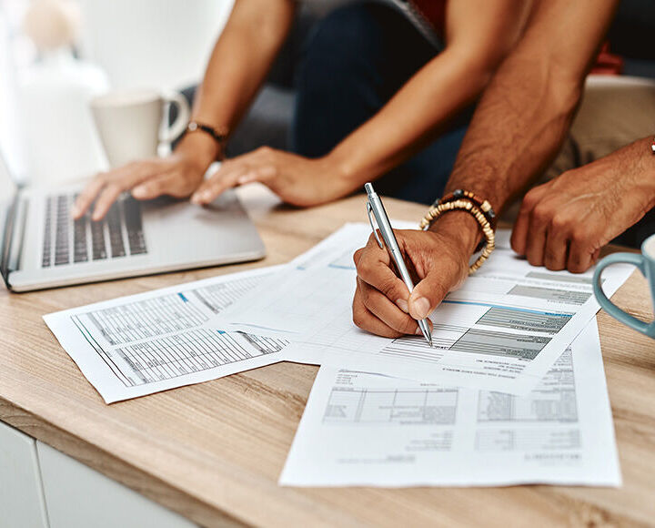 Un homme avec sa compagne qui signe des contrats de capitalisation ou d'assurance vie