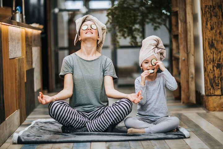 femme enfant famille yoga