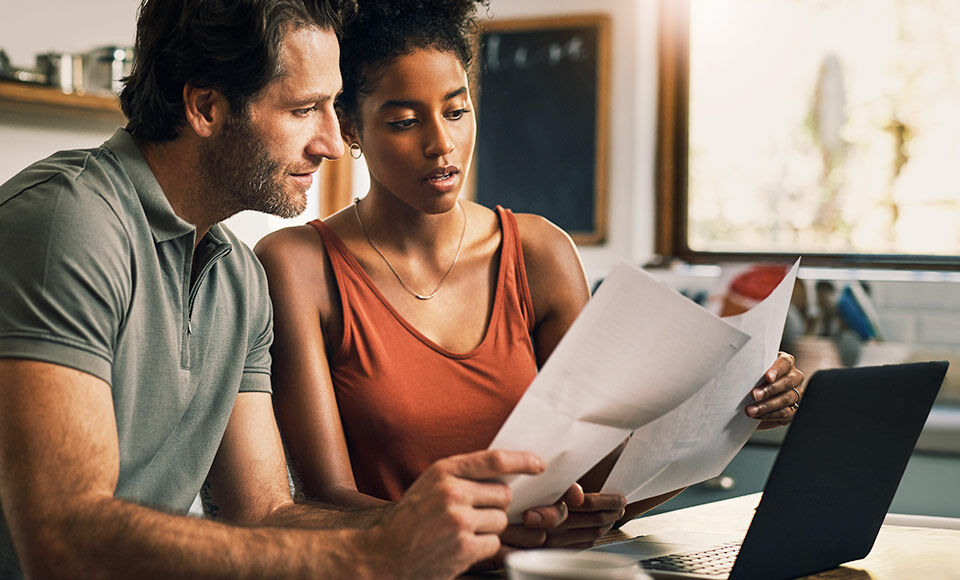 homme femme ordinateur document