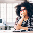 femme étudiante bureau livre études