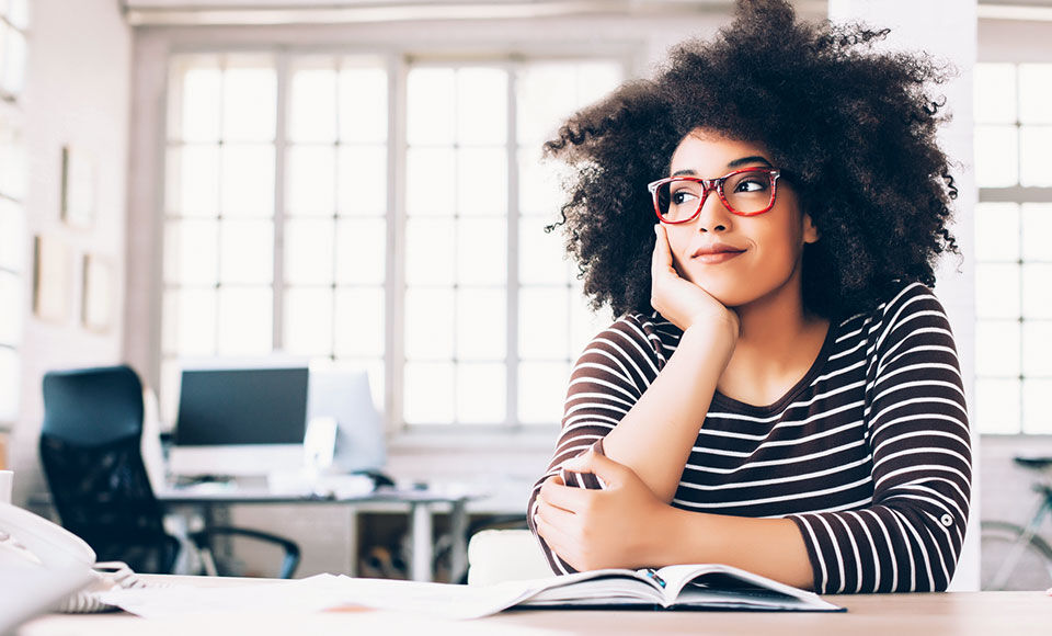 femme étudiante bureau livre études