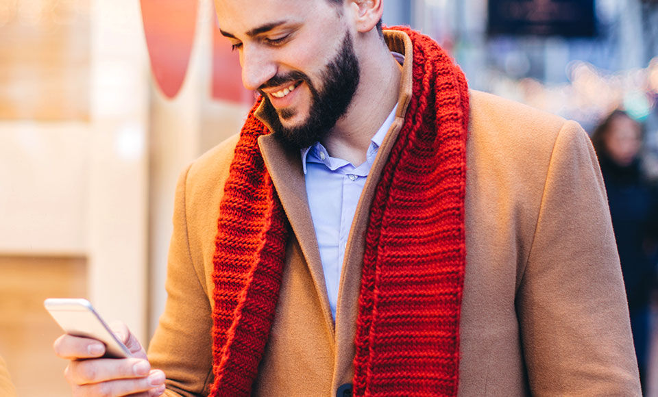 homme smartphone manteau écharpe