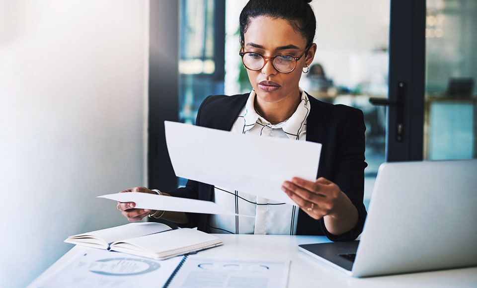 femme bureau ordinateur document