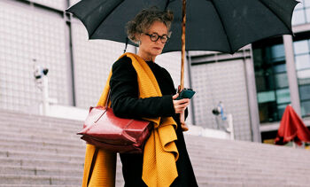 femme parapluie escaliers immeuble