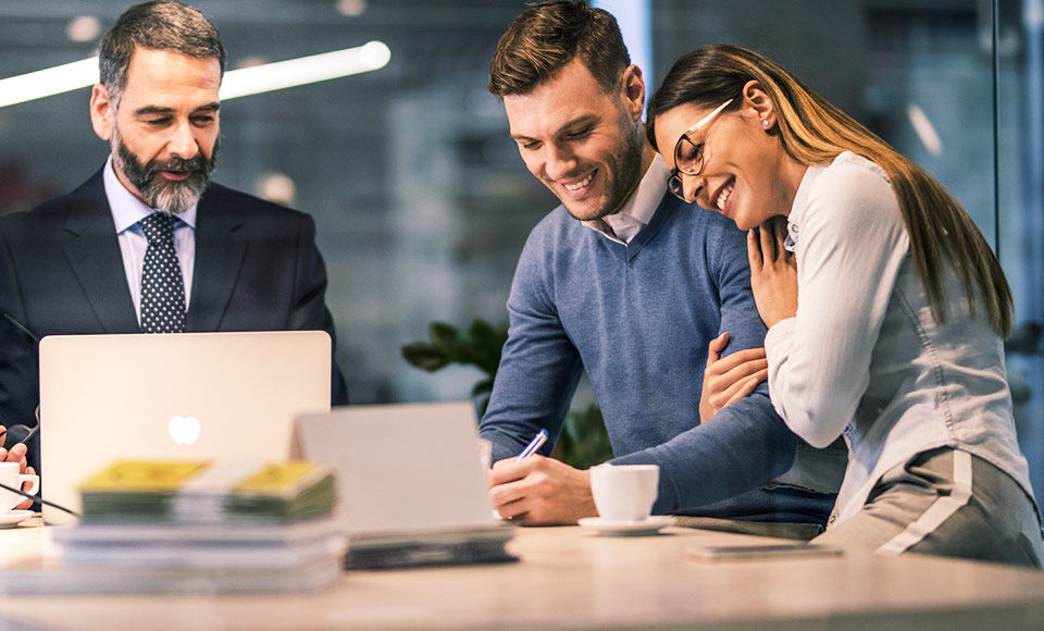 femme homme bureau ordinateur