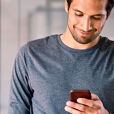 homme pull gris smartphone