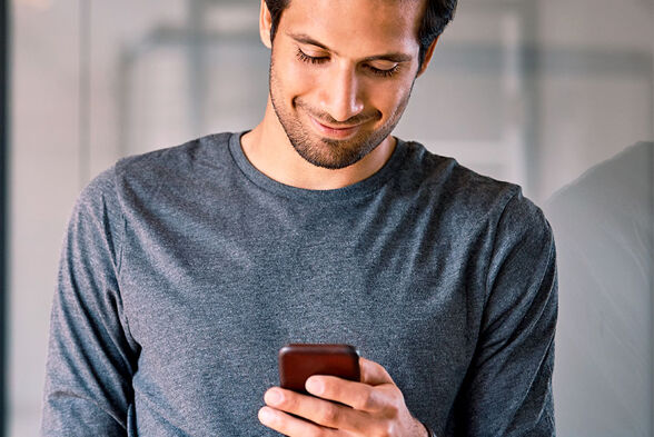 homme pull gris smartphone