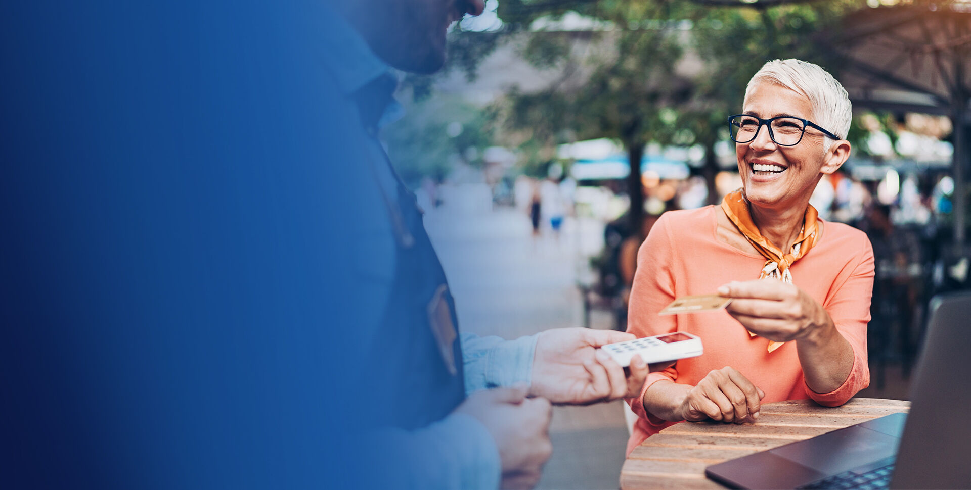 femme carte terrasse paiement