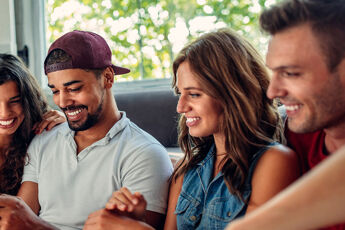 femmes hommes canapé smartphone