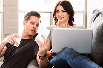 femme homme canapé ordinateur