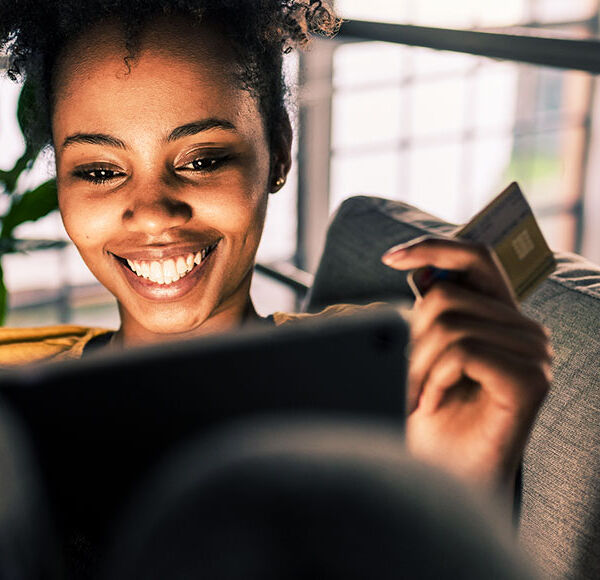 femme ordinateur carte paiement en ligne