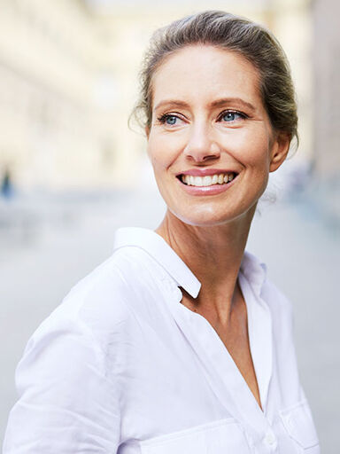 femme chemise blanche rue